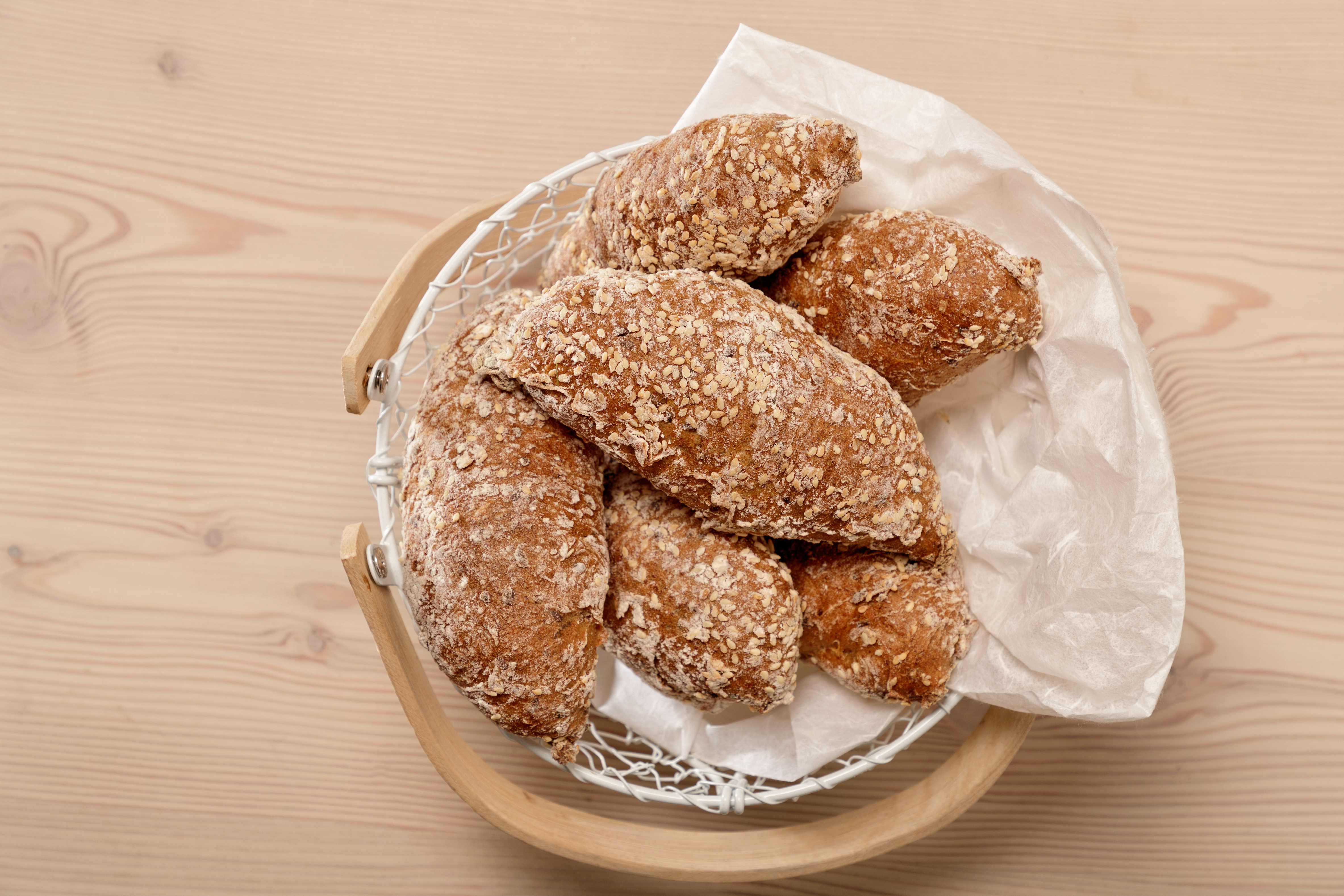 Frische Backwaren in einem Brotkorb